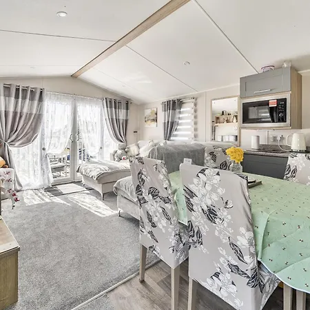 Cayton Bay Kestrel40 *